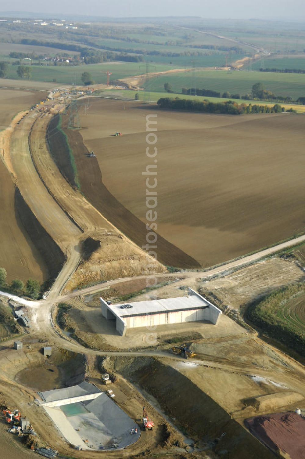 Madelungen from the bird's eye view: Baustellen an der Neubautrasse der BAB A 4 - Umfahrung Hörselberge in Thüringen bei Eisenach. Das Bieterkonsortium VINCI Concessions / Hochtief PPP (50/50) hat den Zuschlag für das A-Modell BAB A 4 Umfahrung Hörselberge (km 238,5 bis km 283,2) erhalten. Die bei diesem Projekt auf der Bauausführungsebene gegründete Arbeitsgemeinschaft wird von der EUROVIA Infra GmbH angeführt, des Weiteren sind hier die Unternehmen Hochtief, Strassing Limes und Rädlinger beteiligt. Durchgeführt werden die im Zuge dieses Projektes notwendigen Arbeiten unter an derem von den Mitarbeitern der Niederlassung Weimar der EUROVIA Verkehrsbau Union sowie der Niederlassungen Abbruch und Erdbau, Betonstraßenbau, Ingenieurbau und TECO Schallschutz der EUROVIA Beton. DEGES; STREIF Baulogistik