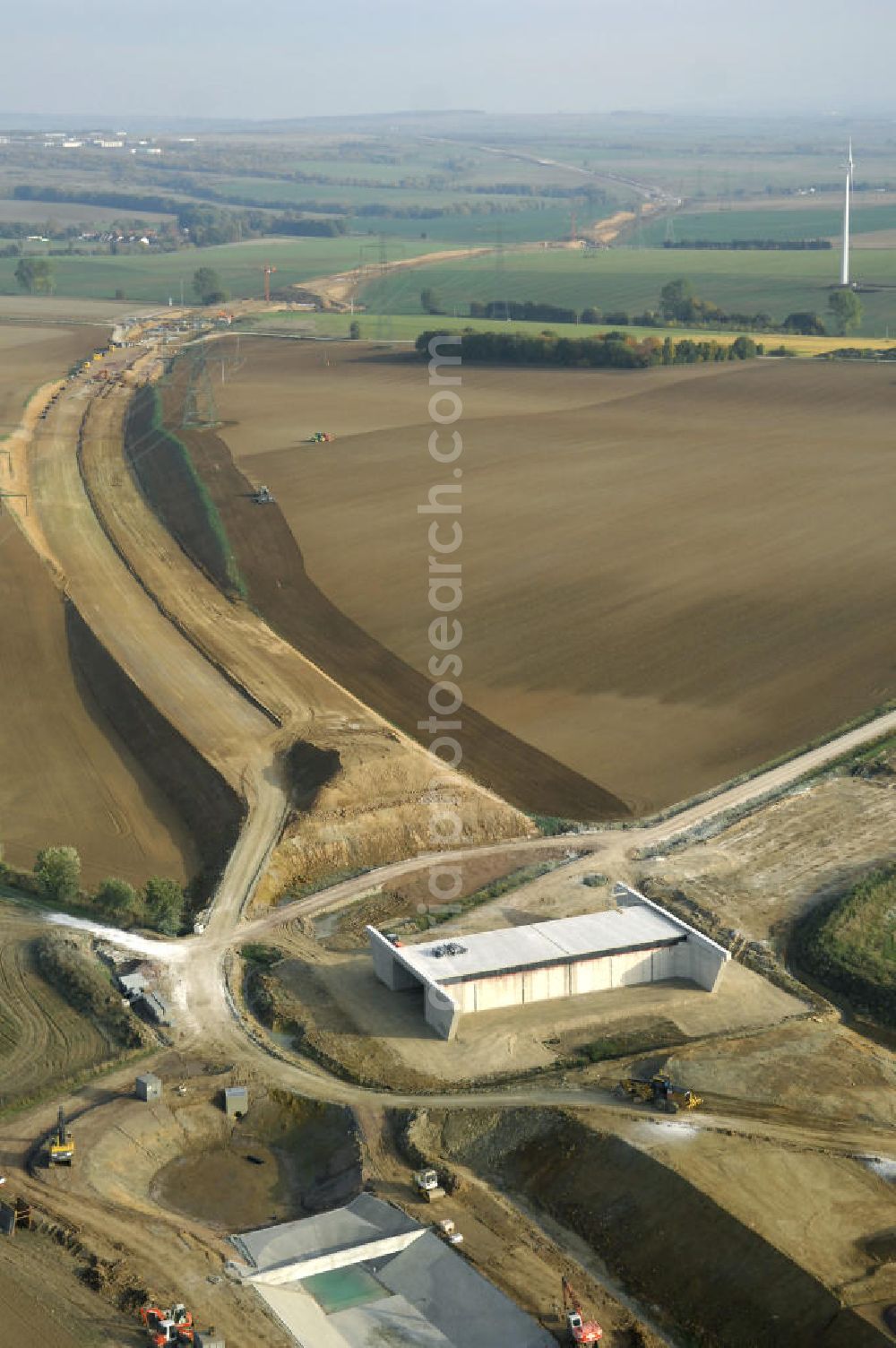 Aerial image Madelungen - Baustellen an der Neubautrasse der BAB A 4 - Umfahrung Hörselberge in Thüringen bei Eisenach. Das Bieterkonsortium VINCI Concessions / Hochtief PPP (50/50) hat den Zuschlag für das A-Modell BAB A 4 Umfahrung Hörselberge (km 238,5 bis km 283,2) erhalten. Die bei diesem Projekt auf der Bauausführungsebene gegründete Arbeitsgemeinschaft wird von der EUROVIA Infra GmbH angeführt, des Weiteren sind hier die Unternehmen Hochtief, Strassing Limes und Rädlinger beteiligt. Durchgeführt werden die im Zuge dieses Projektes notwendigen Arbeiten unter an derem von den Mitarbeitern der Niederlassung Weimar der EUROVIA Verkehrsbau Union sowie der Niederlassungen Abbruch und Erdbau, Betonstraßenbau, Ingenieurbau und TECO Schallschutz der EUROVIA Beton. DEGES; STREIF Baulogistik