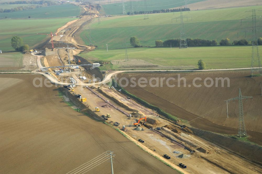 Madelungen from above - Baustellen an der Neubautrasse der BAB A 4 - Umfahrung Hörselberge in Thüringen bei Eisenach. Das Bieterkonsortium VINCI Concessions / Hochtief PPP (50/50) hat den Zuschlag für das A-Modell BAB A 4 Umfahrung Hörselberge (km 238,5 bis km 283,2) erhalten. Die bei diesem Projekt auf der Bauausführungsebene gegründete Arbeitsgemeinschaft wird von der EUROVIA Infra GmbH angeführt, des Weiteren sind hier die Unternehmen Hochtief, Strassing Limes und Rädlinger beteiligt. Durchgeführt werden die im Zuge dieses Projektes notwendigen Arbeiten unter an derem von den Mitarbeitern der Niederlassung Weimar der EUROVIA Verkehrsbau Union sowie der Niederlassungen Abbruch und Erdbau, Betonstraßenbau, Ingenieurbau und TECO Schallschutz der EUROVIA Beton. DEGES; STREIF Baulogistik