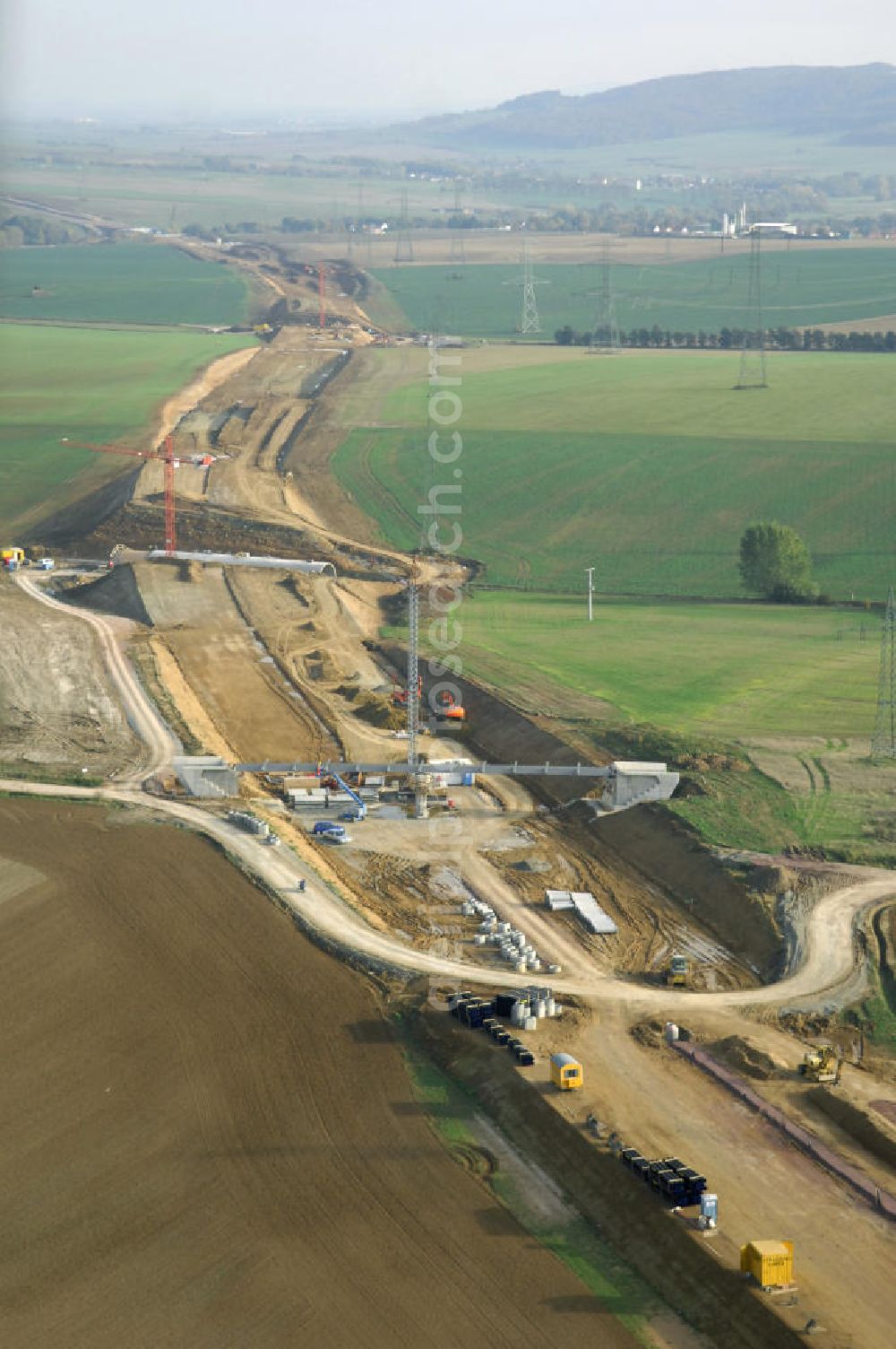 Madelungen from the bird's eye view: Baustellen an der Neubautrasse der BAB A 4 - Umfahrung Hörselberge in Thüringen bei Eisenach. Das Bieterkonsortium VINCI Concessions / Hochtief PPP (50/50) hat den Zuschlag für das A-Modell BAB A 4 Umfahrung Hörselberge (km 238,5 bis km 283,2) erhalten. Die bei diesem Projekt auf der Bauausführungsebene gegründete Arbeitsgemeinschaft wird von der EUROVIA Infra GmbH angeführt, des Weiteren sind hier die Unternehmen Hochtief, Strassing Limes und Rädlinger beteiligt. Durchgeführt werden die im Zuge dieses Projektes notwendigen Arbeiten unter an derem von den Mitarbeitern der Niederlassung Weimar der EUROVIA Verkehrsbau Union sowie der Niederlassungen Abbruch und Erdbau, Betonstraßenbau, Ingenieurbau und TECO Schallschutz der EUROVIA Beton. DEGES; STREIF Baulogistik