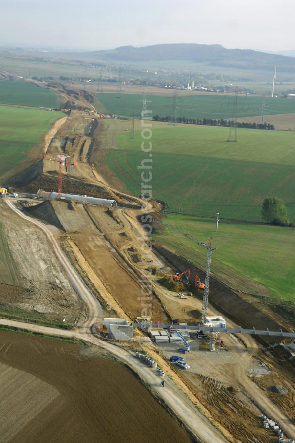 Aerial image Madelungen - Baustellen an der Neubautrasse der BAB A 4 - Umfahrung Hörselberge in Thüringen bei Eisenach. Das Bieterkonsortium VINCI Concessions / Hochtief PPP (50/50) hat den Zuschlag für das A-Modell BAB A 4 Umfahrung Hörselberge (km 238,5 bis km 283,2) erhalten. Die bei diesem Projekt auf der Bauausführungsebene gegründete Arbeitsgemeinschaft wird von der EUROVIA Infra GmbH angeführt, des Weiteren sind hier die Unternehmen Hochtief, Strassing Limes und Rädlinger beteiligt. Durchgeführt werden die im Zuge dieses Projektes notwendigen Arbeiten unter an derem von den Mitarbeitern der Niederlassung Weimar der EUROVIA Verkehrsbau Union sowie der Niederlassungen Abbruch und Erdbau, Betonstraßenbau, Ingenieurbau und TECO Schallschutz der EUROVIA Beton. DEGES; STREIF Baulogistik