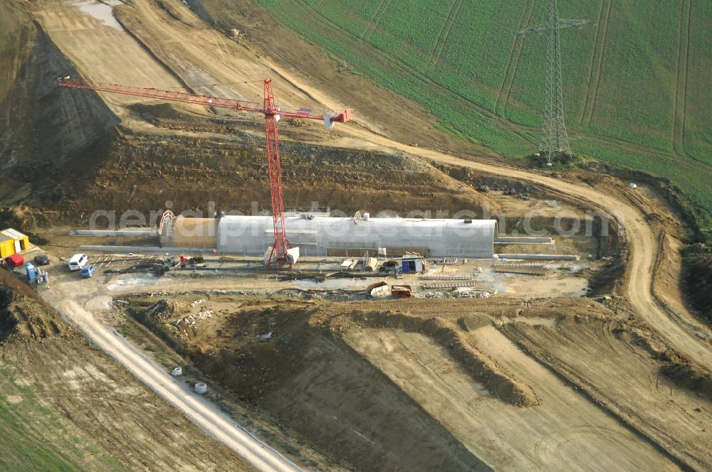 Madelungen from above - Baustellen an der Neubautrasse der BAB A 4 - Umfahrung Hörselberge in Thüringen bei Eisenach. Das Bieterkonsortium VINCI Concessions / Hochtief PPP (50/50) hat den Zuschlag für das A-Modell BAB A 4 Umfahrung Hörselberge (km 238,5 bis km 283,2) erhalten. Die bei diesem Projekt auf der Bauausführungsebene gegründete Arbeitsgemeinschaft wird von der EUROVIA Infra GmbH angeführt, des Weiteren sind hier die Unternehmen Hochtief, Strassing Limes und Rädlinger beteiligt. Durchgeführt werden die im Zuge dieses Projektes notwendigen Arbeiten unter an derem von den Mitarbeitern der Niederlassung Weimar der EUROVIA Verkehrsbau Union sowie der Niederlassungen Abbruch und Erdbau, Betonstraßenbau, Ingenieurbau und TECO Schallschutz der EUROVIA Beton. DEGES; STREIF Baulogistik