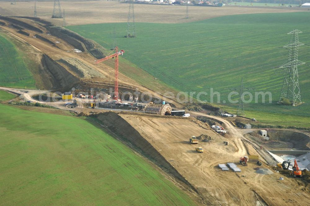 Madelungen from the bird's eye view: Baustellen an der Neubautrasse der BAB A 4 - Umfahrung Hörselberge in Thüringen bei Eisenach. Das Bieterkonsortium VINCI Concessions / Hochtief PPP (50/50) hat den Zuschlag für das A-Modell BAB A 4 Umfahrung Hörselberge (km 238,5 bis km 283,2) erhalten. Die bei diesem Projekt auf der Bauausführungsebene gegründete Arbeitsgemeinschaft wird von der EUROVIA Infra GmbH angeführt, des Weiteren sind hier die Unternehmen Hochtief, Strassing Limes und Rädlinger beteiligt. Durchgeführt werden die im Zuge dieses Projektes notwendigen Arbeiten unter an derem von den Mitarbeitern der Niederlassung Weimar der EUROVIA Verkehrsbau Union sowie der Niederlassungen Abbruch und Erdbau, Betonstraßenbau, Ingenieurbau und TECO Schallschutz der EUROVIA Beton. DEGES; STREIF Baulogistik