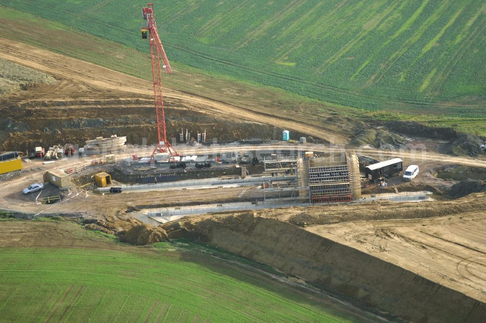 Aerial image Madelungen - Baustellen an der Neubautrasse der BAB A 4 - Umfahrung Hörselberge in Thüringen bei Eisenach. Das Bieterkonsortium VINCI Concessions / Hochtief PPP (50/50) hat den Zuschlag für das A-Modell BAB A 4 Umfahrung Hörselberge (km 238,5 bis km 283,2) erhalten. Die bei diesem Projekt auf der Bauausführungsebene gegründete Arbeitsgemeinschaft wird von der EUROVIA Infra GmbH angeführt, des Weiteren sind hier die Unternehmen Hochtief, Strassing Limes und Rädlinger beteiligt. Durchgeführt werden die im Zuge dieses Projektes notwendigen Arbeiten unter an derem von den Mitarbeitern der Niederlassung Weimar der EUROVIA Verkehrsbau Union sowie der Niederlassungen Abbruch und Erdbau, Betonstraßenbau, Ingenieurbau und TECO Schallschutz der EUROVIA Beton. DEGES; STREIF Baulogistik