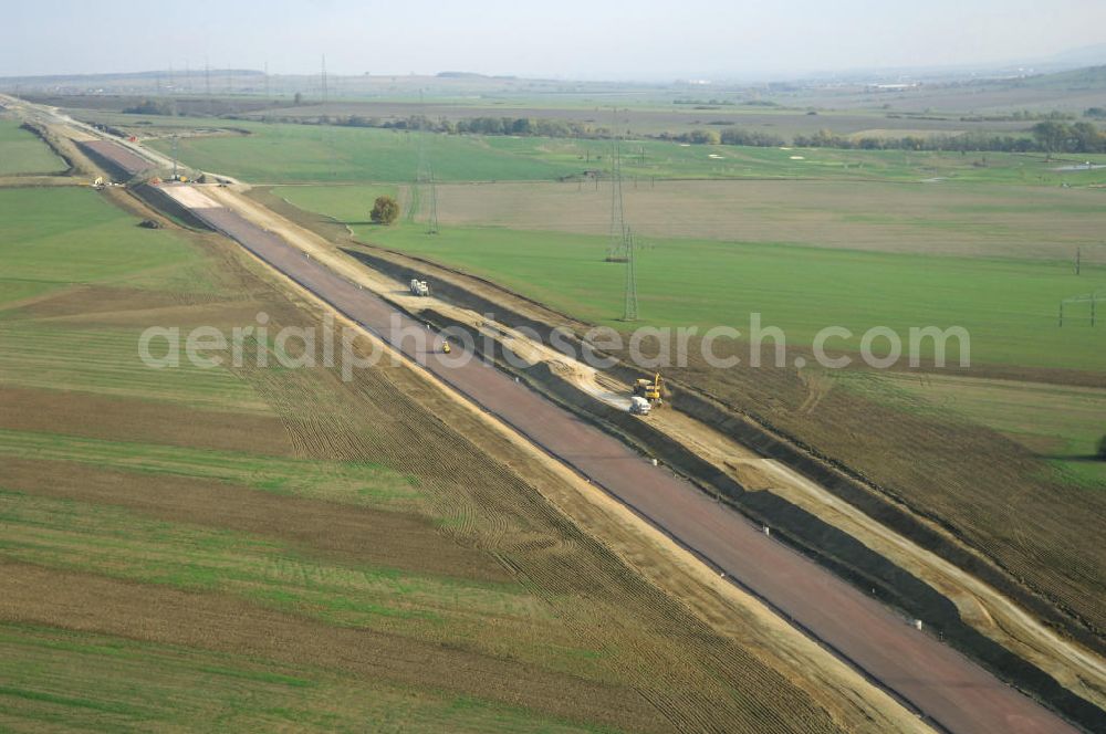 Aerial photograph Madelungen - Baustellen an der Neubautrasse der BAB A 4 - Umfahrung Hörselberge in Thüringen bei Eisenach. Das Bieterkonsortium VINCI Concessions / Hochtief PPP (50/50) hat den Zuschlag für das A-Modell BAB A 4 Umfahrung Hörselberge (km 238,5 bis km 283,2) erhalten. Die bei diesem Projekt auf der Bauausführungsebene gegründete Arbeitsgemeinschaft wird von der EUROVIA Infra GmbH angeführt, des Weiteren sind hier die Unternehmen Hochtief, Strassing Limes und Rädlinger beteiligt. Durchgeführt werden die im Zuge dieses Projektes notwendigen Arbeiten unter an derem von den Mitarbeitern der Niederlassung Weimar der EUROVIA Verkehrsbau Union sowie der Niederlassungen Abbruch und Erdbau, Betonstraßenbau, Ingenieurbau und TECO Schallschutz der EUROVIA Beton. DEGES; STREIF Baulogistik