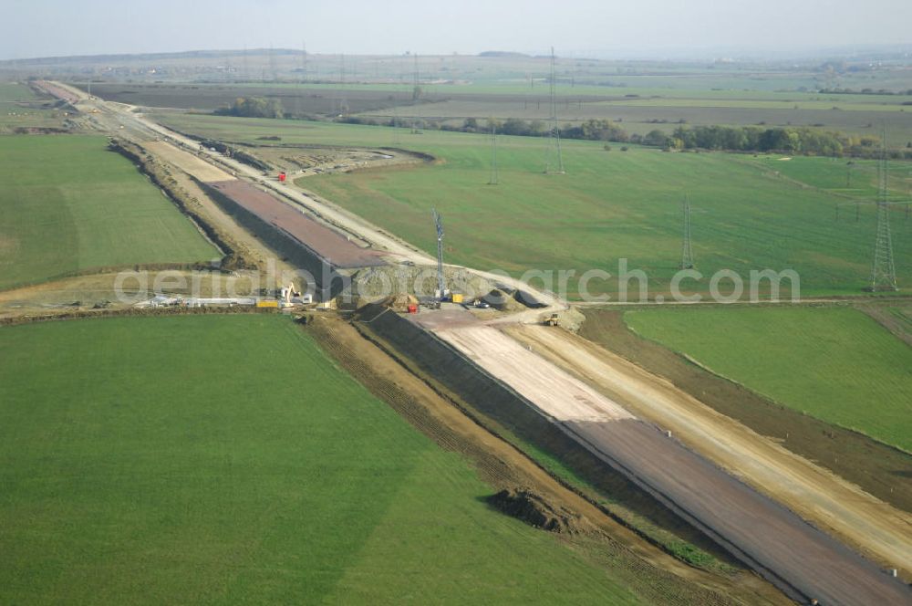 Madelungen from above - Baustellen an der Neubautrasse der BAB A 4 - Umfahrung Hörselberge in Thüringen bei Eisenach. Das Bieterkonsortium VINCI Concessions / Hochtief PPP (50/50) hat den Zuschlag für das A-Modell BAB A 4 Umfahrung Hörselberge (km 238,5 bis km 283,2) erhalten. Die bei diesem Projekt auf der Bauausführungsebene gegründete Arbeitsgemeinschaft wird von der EUROVIA Infra GmbH angeführt, des Weiteren sind hier die Unternehmen Hochtief, Strassing Limes und Rädlinger beteiligt. Durchgeführt werden die im Zuge dieses Projektes notwendigen Arbeiten unter an derem von den Mitarbeitern der Niederlassung Weimar der EUROVIA Verkehrsbau Union sowie der Niederlassungen Abbruch und Erdbau, Betonstraßenbau, Ingenieurbau und TECO Schallschutz der EUROVIA Beton. DEGES; STREIF Baulogistik