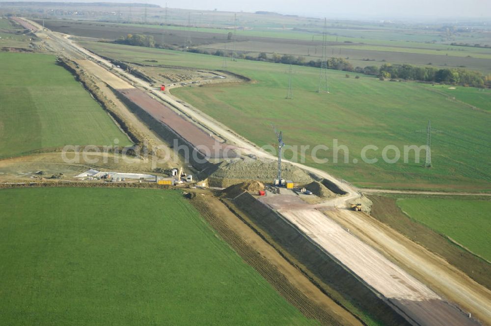 Madelungen from the bird's eye view: Baustellen an der Neubautrasse der BAB A 4 - Umfahrung Hörselberge in Thüringen bei Eisenach. Das Bieterkonsortium VINCI Concessions / Hochtief PPP (50/50) hat den Zuschlag für das A-Modell BAB A 4 Umfahrung Hörselberge (km 238,5 bis km 283,2) erhalten. Die bei diesem Projekt auf der Bauausführungsebene gegründete Arbeitsgemeinschaft wird von der EUROVIA Infra GmbH angeführt, des Weiteren sind hier die Unternehmen Hochtief, Strassing Limes und Rädlinger beteiligt. Durchgeführt werden die im Zuge dieses Projektes notwendigen Arbeiten unter an derem von den Mitarbeitern der Niederlassung Weimar der EUROVIA Verkehrsbau Union sowie der Niederlassungen Abbruch und Erdbau, Betonstraßenbau, Ingenieurbau und TECO Schallschutz der EUROVIA Beton. DEGES; STREIF Baulogistik