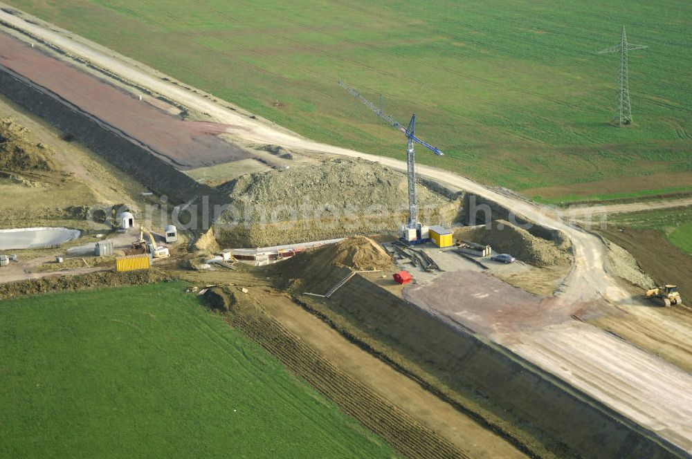 Aerial image Madelungen - Baustellen an der Neubautrasse der BAB A 4 - Umfahrung Hörselberge in Thüringen bei Eisenach. Das Bieterkonsortium VINCI Concessions / Hochtief PPP (50/50) hat den Zuschlag für das A-Modell BAB A 4 Umfahrung Hörselberge (km 238,5 bis km 283,2) erhalten. Die bei diesem Projekt auf der Bauausführungsebene gegründete Arbeitsgemeinschaft wird von der EUROVIA Infra GmbH angeführt, des Weiteren sind hier die Unternehmen Hochtief, Strassing Limes und Rädlinger beteiligt. Durchgeführt werden die im Zuge dieses Projektes notwendigen Arbeiten unter an derem von den Mitarbeitern der Niederlassung Weimar der EUROVIA Verkehrsbau Union sowie der Niederlassungen Abbruch und Erdbau, Betonstraßenbau, Ingenieurbau und TECO Schallschutz der EUROVIA Beton. DEGES; STREIF Baulogistik