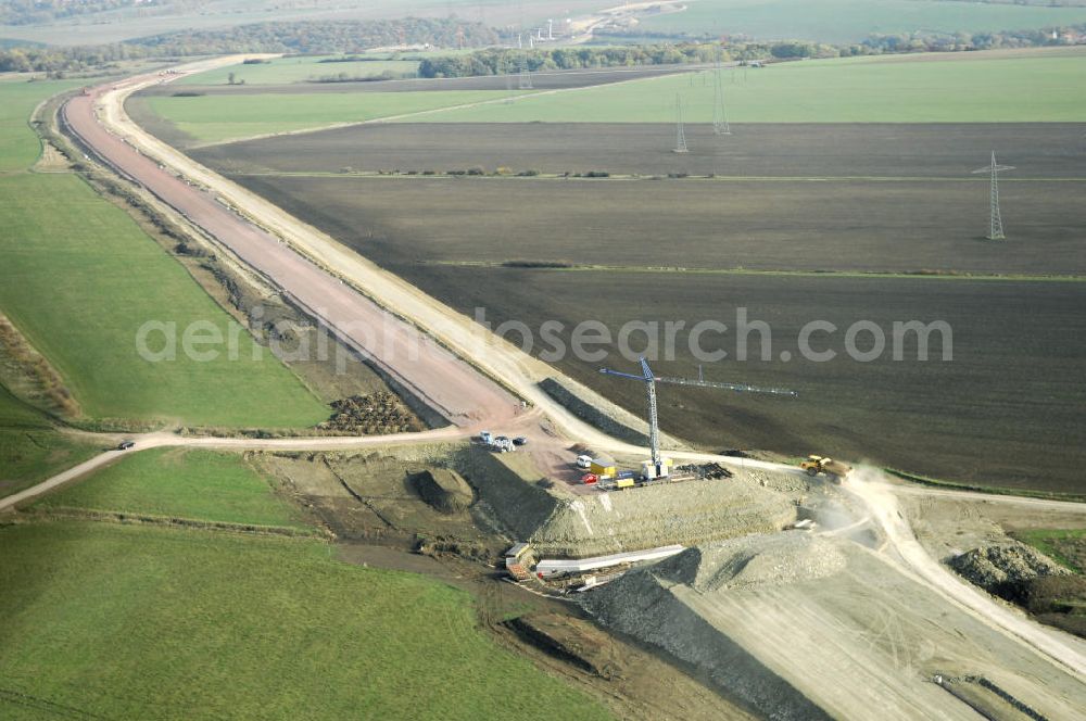 Madelungen from above - Baustellen an der Neubautrasse der BAB A 4 - Umfahrung Hörselberge in Thüringen bei Eisenach. Das Bieterkonsortium VINCI Concessions / Hochtief PPP (50/50) hat den Zuschlag für das A-Modell BAB A 4 Umfahrung Hörselberge (km 238,5 bis km 283,2) erhalten. Die bei diesem Projekt auf der Bauausführungsebene gegründete Arbeitsgemeinschaft wird von der EUROVIA Infra GmbH angeführt, des Weiteren sind hier die Unternehmen Hochtief, Strassing Limes und Rädlinger beteiligt. Durchgeführt werden die im Zuge dieses Projektes notwendigen Arbeiten unter an derem von den Mitarbeitern der Niederlassung Weimar der EUROVIA Verkehrsbau Union sowie der Niederlassungen Abbruch und Erdbau, Betonstraßenbau, Ingenieurbau und TECO Schallschutz der EUROVIA Beton. DEGES; STREIF Baulogistik