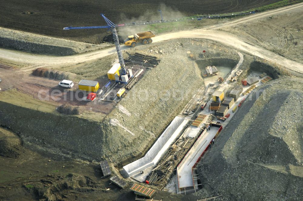 Madelungen from the bird's eye view: Baustellen an der Neubautrasse der BAB A 4 - Umfahrung Hörselberge in Thüringen bei Eisenach. Das Bieterkonsortium VINCI Concessions / Hochtief PPP (50/50) hat den Zuschlag für das A-Modell BAB A 4 Umfahrung Hörselberge (km 238,5 bis km 283,2) erhalten. Die bei diesem Projekt auf der Bauausführungsebene gegründete Arbeitsgemeinschaft wird von der EUROVIA Infra GmbH angeführt, des Weiteren sind hier die Unternehmen Hochtief, Strassing Limes und Rädlinger beteiligt. Durchgeführt werden die im Zuge dieses Projektes notwendigen Arbeiten unter an derem von den Mitarbeitern der Niederlassung Weimar der EUROVIA Verkehrsbau Union sowie der Niederlassungen Abbruch und Erdbau, Betonstraßenbau, Ingenieurbau und TECO Schallschutz der EUROVIA Beton. DEGES; STREIF Baulogistik