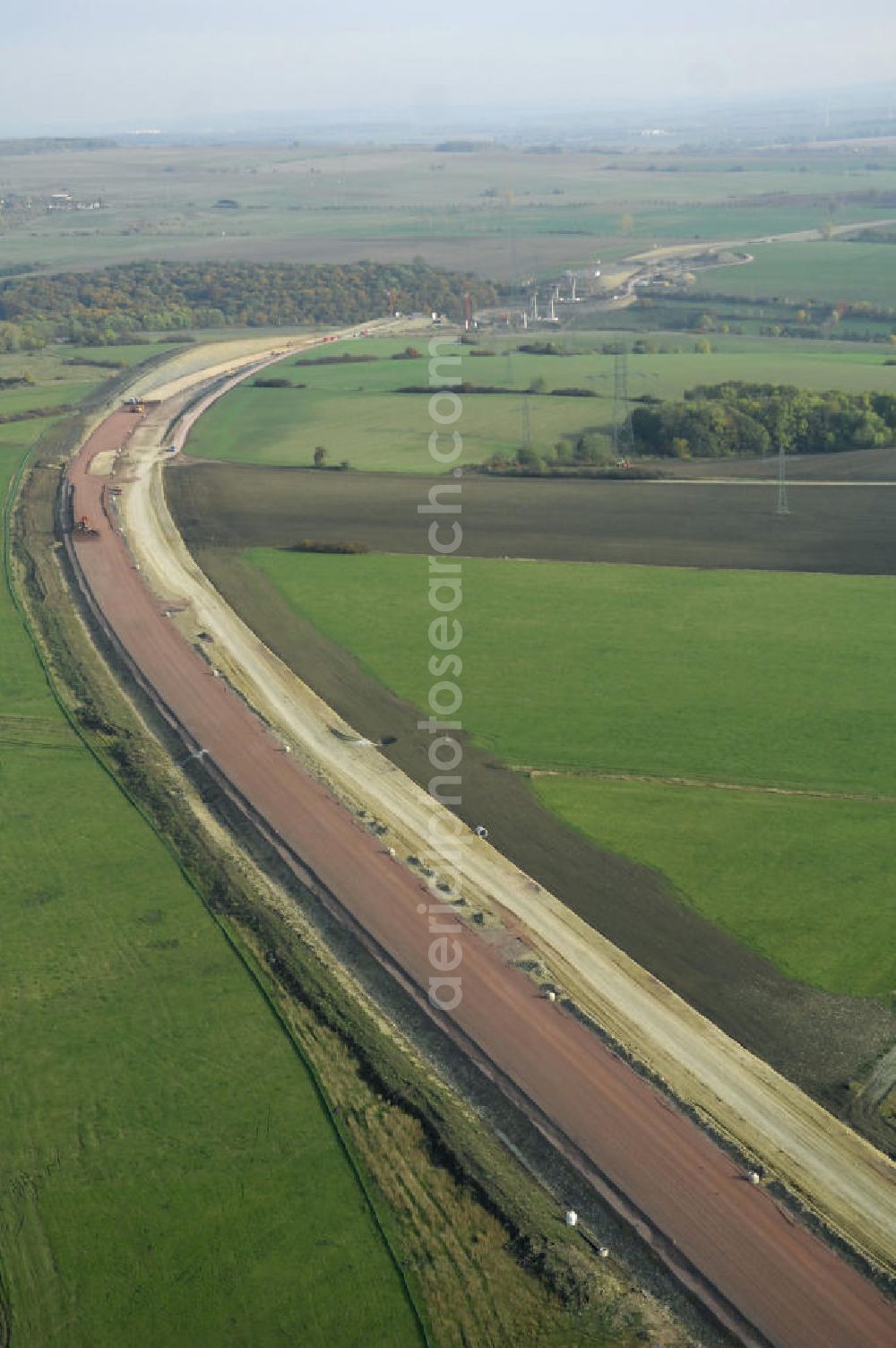 Aerial image Madelungen - Baustellen an der Neubautrasse der BAB A 4 - Umfahrung Hörselberge in Thüringen bei Eisenach. Das Bieterkonsortium VINCI Concessions / Hochtief PPP (50/50) hat den Zuschlag für das A-Modell BAB A 4 Umfahrung Hörselberge (km 238,5 bis km 283,2) erhalten. Die bei diesem Projekt auf der Bauausführungsebene gegründete Arbeitsgemeinschaft wird von der EUROVIA Infra GmbH angeführt, des Weiteren sind hier die Unternehmen Hochtief, Strassing Limes und Rädlinger beteiligt. Durchgeführt werden die im Zuge dieses Projektes notwendigen Arbeiten unter an derem von den Mitarbeitern der Niederlassung Weimar der EUROVIA Verkehrsbau Union sowie der Niederlassungen Abbruch und Erdbau, Betonstraßenbau, Ingenieurbau und TECO Schallschutz der EUROVIA Beton. DEGES; STREIF Baulogistik