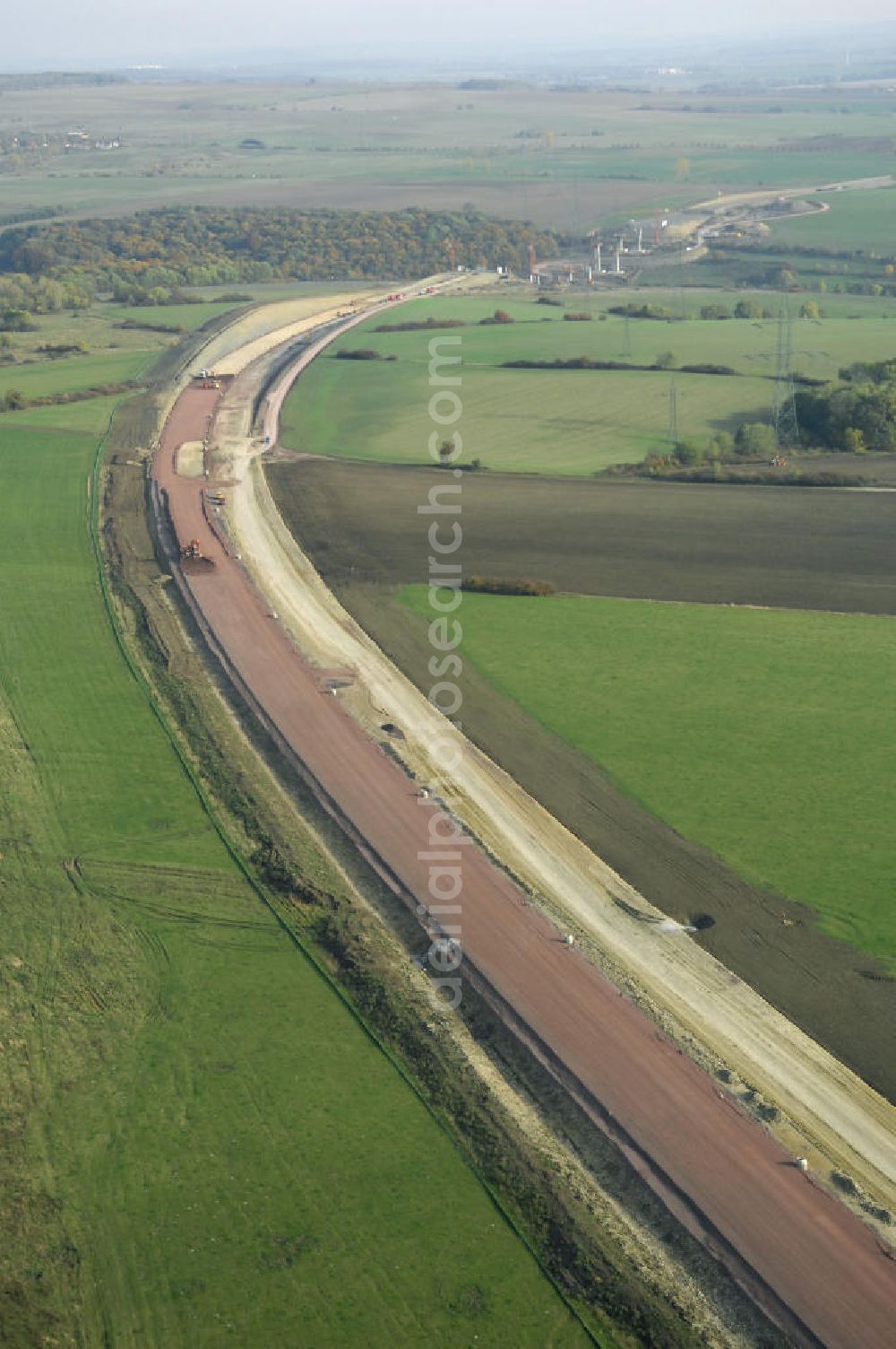 Aerial photograph Madelungen - Baustellen an der Neubautrasse der BAB A 4 - Umfahrung Hörselberge in Thüringen bei Eisenach. Das Bieterkonsortium VINCI Concessions / Hochtief PPP (50/50) hat den Zuschlag für das A-Modell BAB A 4 Umfahrung Hörselberge (km 238,5 bis km 283,2) erhalten. Die bei diesem Projekt auf der Bauausführungsebene gegründete Arbeitsgemeinschaft wird von der EUROVIA Infra GmbH angeführt, des Weiteren sind hier die Unternehmen Hochtief, Strassing Limes und Rädlinger beteiligt. Durchgeführt werden die im Zuge dieses Projektes notwendigen Arbeiten unter an derem von den Mitarbeitern der Niederlassung Weimar der EUROVIA Verkehrsbau Union sowie der Niederlassungen Abbruch und Erdbau, Betonstraßenbau, Ingenieurbau und TECO Schallschutz der EUROVIA Beton. DEGES; STREIF Baulogistik