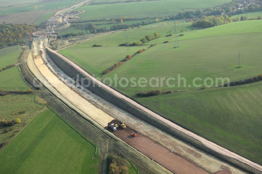 Madelungen from above - Baustellen an der Neubautrasse der BAB A 4 - Umfahrung Hörselberge in Thüringen bei Eisenach. Das Bieterkonsortium VINCI Concessions / Hochtief PPP (50/50) hat den Zuschlag für das A-Modell BAB A 4 Umfahrung Hörselberge (km 238,5 bis km 283,2) erhalten. Die bei diesem Projekt auf der Bauausführungsebene gegründete Arbeitsgemeinschaft wird von der EUROVIA Infra GmbH angeführt, des Weiteren sind hier die Unternehmen Hochtief, Strassing Limes und Rädlinger beteiligt. Durchgeführt werden die im Zuge dieses Projektes notwendigen Arbeiten unter an derem von den Mitarbeitern der Niederlassung Weimar der EUROVIA Verkehrsbau Union sowie der Niederlassungen Abbruch und Erdbau, Betonstraßenbau, Ingenieurbau und TECO Schallschutz der EUROVIA Beton. DEGES; STREIF Baulogistik