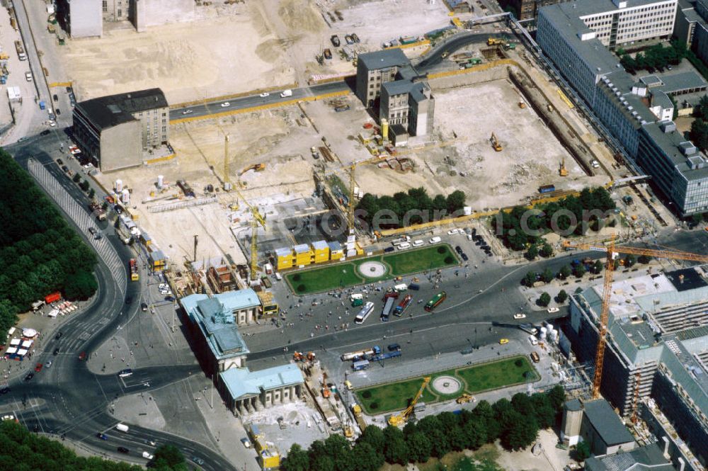 Aerial image Berlin - Construction sites during the reconstruction of the brain area at the Brandenburg Gate on Pariser Platz in Berlin-Mitte