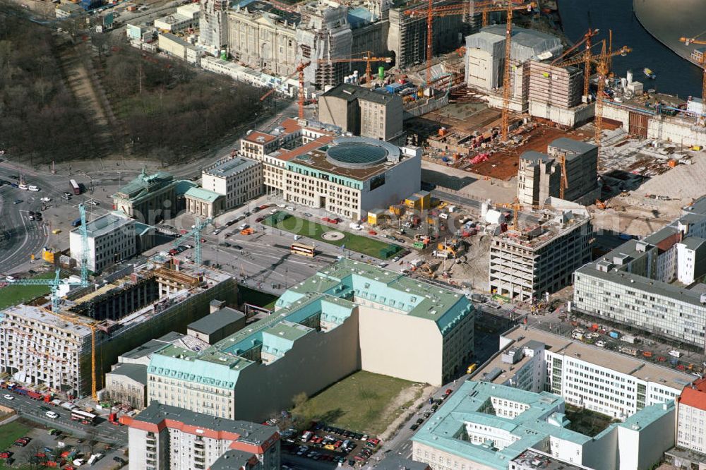 Aerial image Berlin - Construction sites during the reconstruction of the brain area at the Brandenburg Gate on Pariser Platz in Berlin-Mitte. In the foreground is the already completed the Hotel Adlon on Unter den Linden