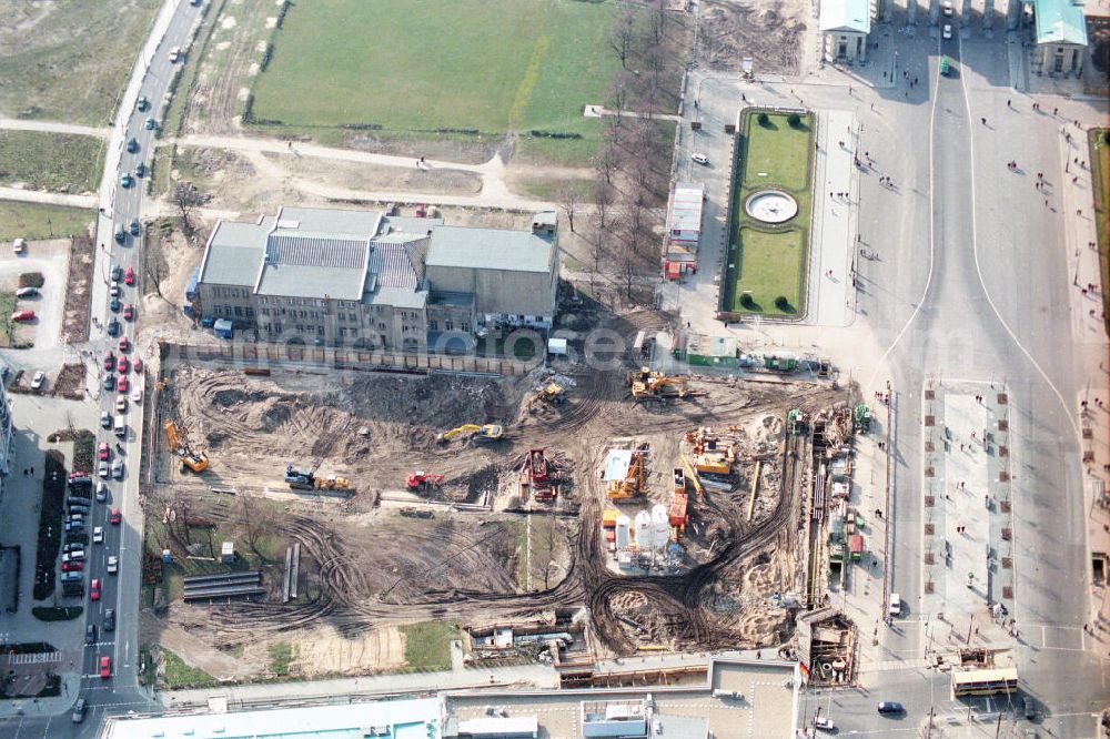 Aerial image Berlin - . Blick auf die Baustellen beim Wiederaufbau des Hotel Adlon an der ursprünglichen Stelle am Pariser Platz in Mitte. Construction sites in the reconstruction of the Hotel Adlon at the original location on Pariser Platz in Berlin.