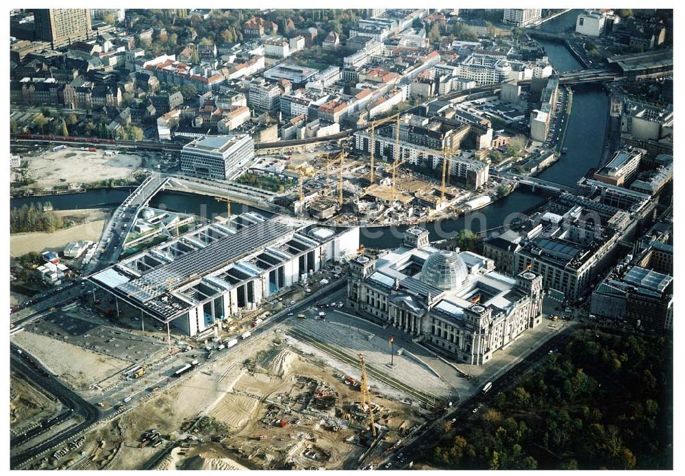 Aerial photograph Berlin - Tiergarten - Baustellen am Berliner Reichstag auf dem Spreebogen in Berlin - Tiergarten.