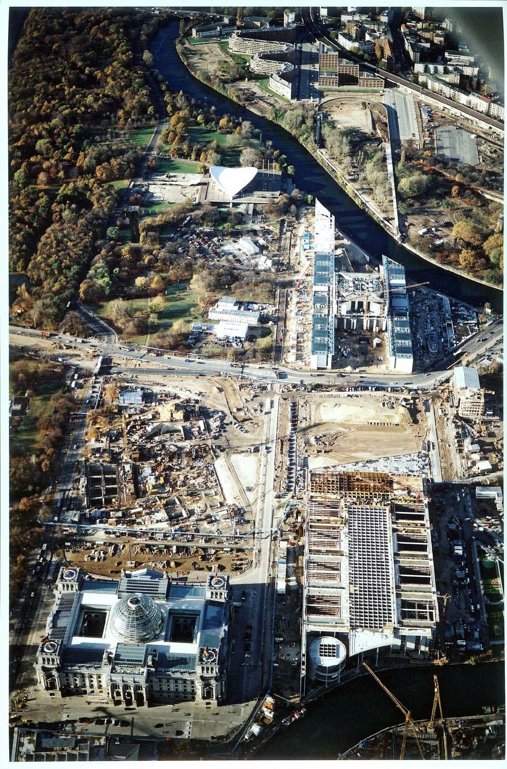 Aerial image Berlin - Tiergarten - Baustellen am Berliner Reichstag / Spreebogen - Regierungsviertel in Berlin - Tiergarten.