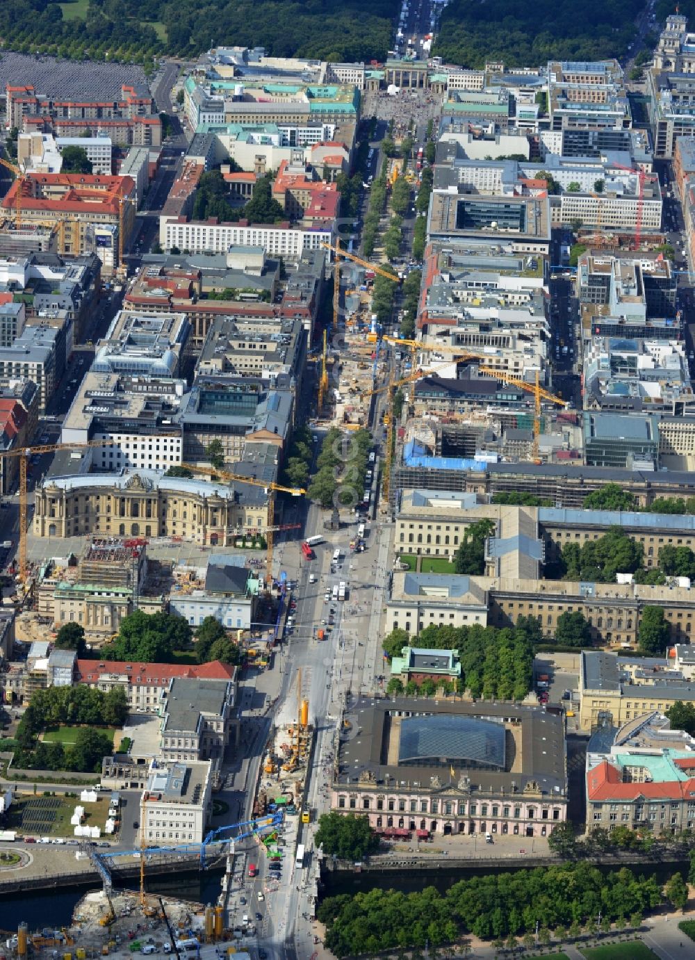 Berlin from the bird's eye view: Sites on Unter den Linden with tag of the Staatsoper Unter den Linden in Berlin on Bebelplatz