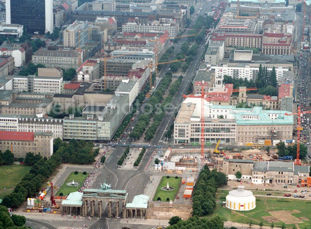 Aerial image Berlin Mitte - Blick auf Baustellen und Brachflächen am Brandenburger Tor / Pariser Platz Unter den Linden in Berlin. Brownfield sites and at the Brandenburg Tor / Pariser Platz, Unter den Linden in Berlin.