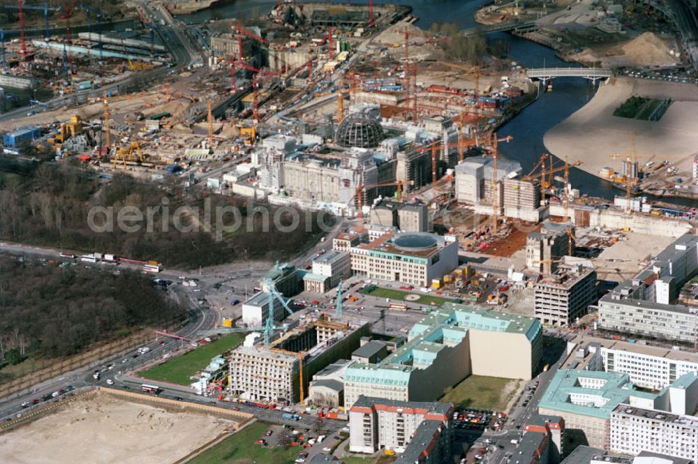 Aerial photograph Berlin - Blick auf Baustellen und Brachflächen am Brandenburger Tor / Pariser Platz Unter den Linden in Berlin. Im Hintergrund der Um- und Ausbau des Berliner Reichstages und der Neubau der Regierungsbauten am Spreebogen des Berliner Regierungsviertels. Brownfield sites and at the Brandenburg Tor / Pariser Platz, Unter den Linden in Berlin.