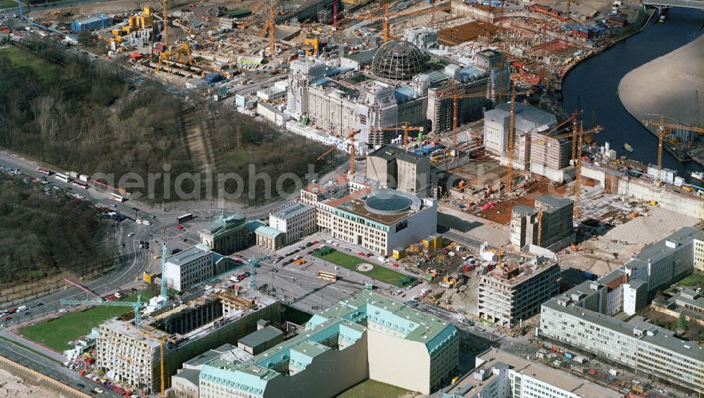 Berlin from the bird's eye view: Blick auf Baustellen und Brachflächen am Brandenburger Tor / Pariser Platz Unter den Linden in Berlin. Im Hintergrund der Um- und Ausbau des Berliner Reichstages und der Neubau der Regierungsbauten am Spreebogen des Berliner Regierungsviertels. Brownfield sites and at the Brandenburg Tor / Pariser Platz, Unter den Linden in Berlin.