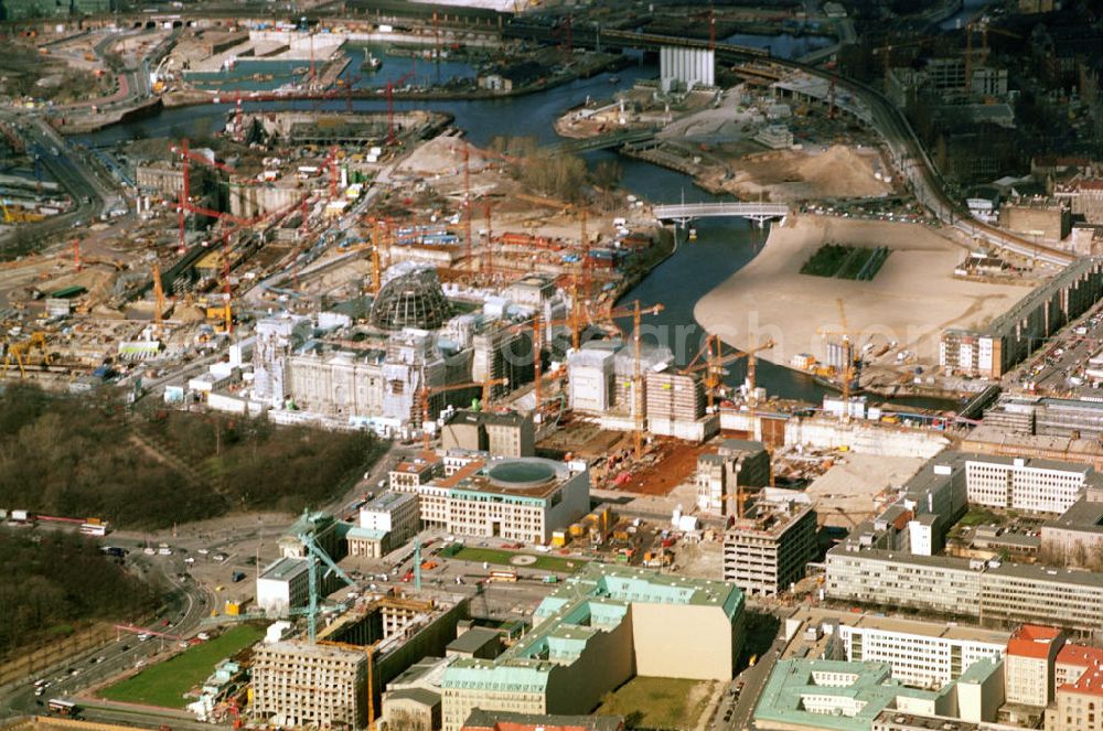 Berlin from above - Brownfield sites and at the Brandenburg Tor on Pariser Platz near street Unter den Linden in Berlin