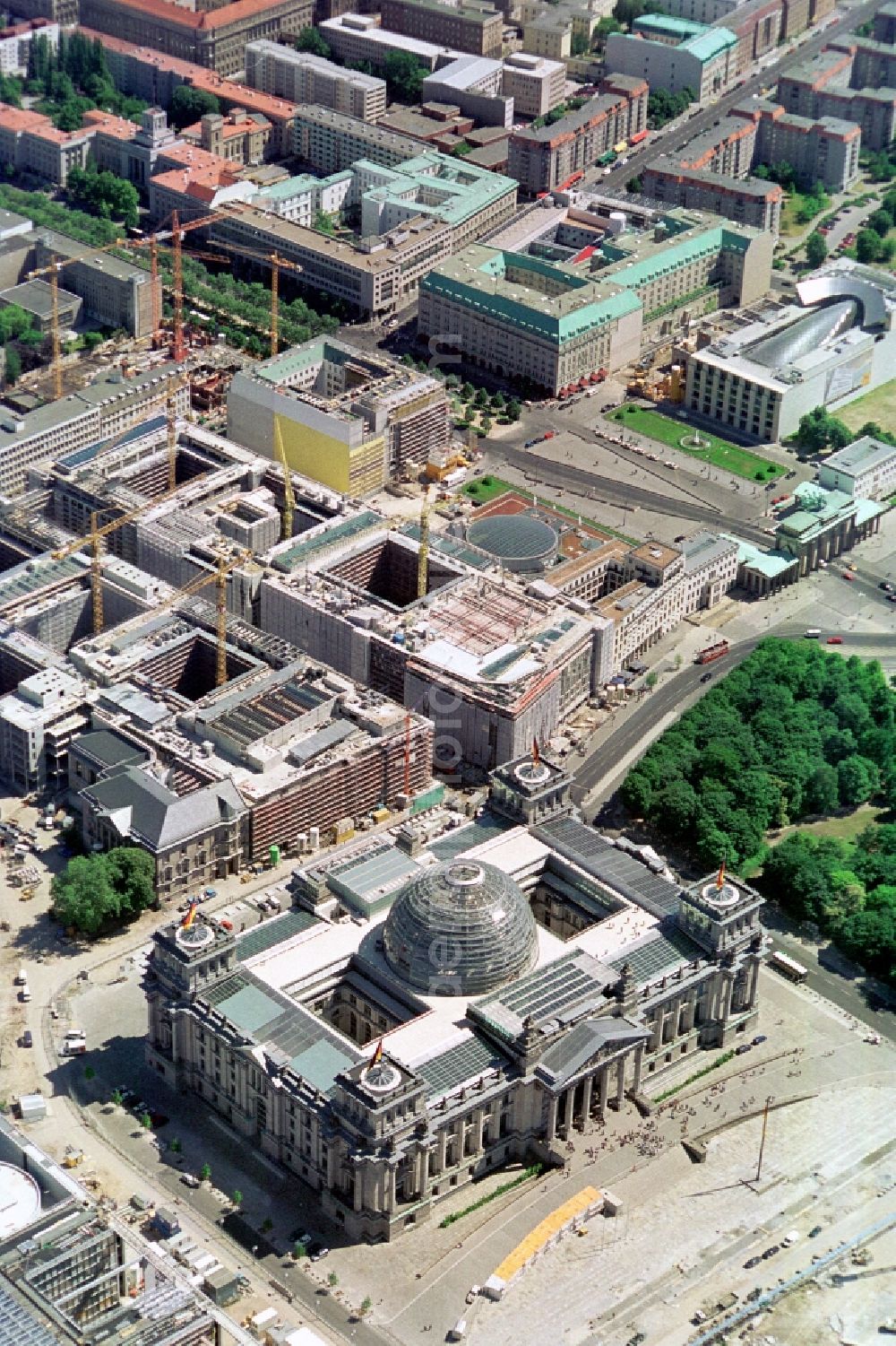 Berlin Mitte from the bird's eye view: Construction of federal buildings in the Marie-Elisabeth-Lüders-Haus in Berlin's government district in the state of Berlin