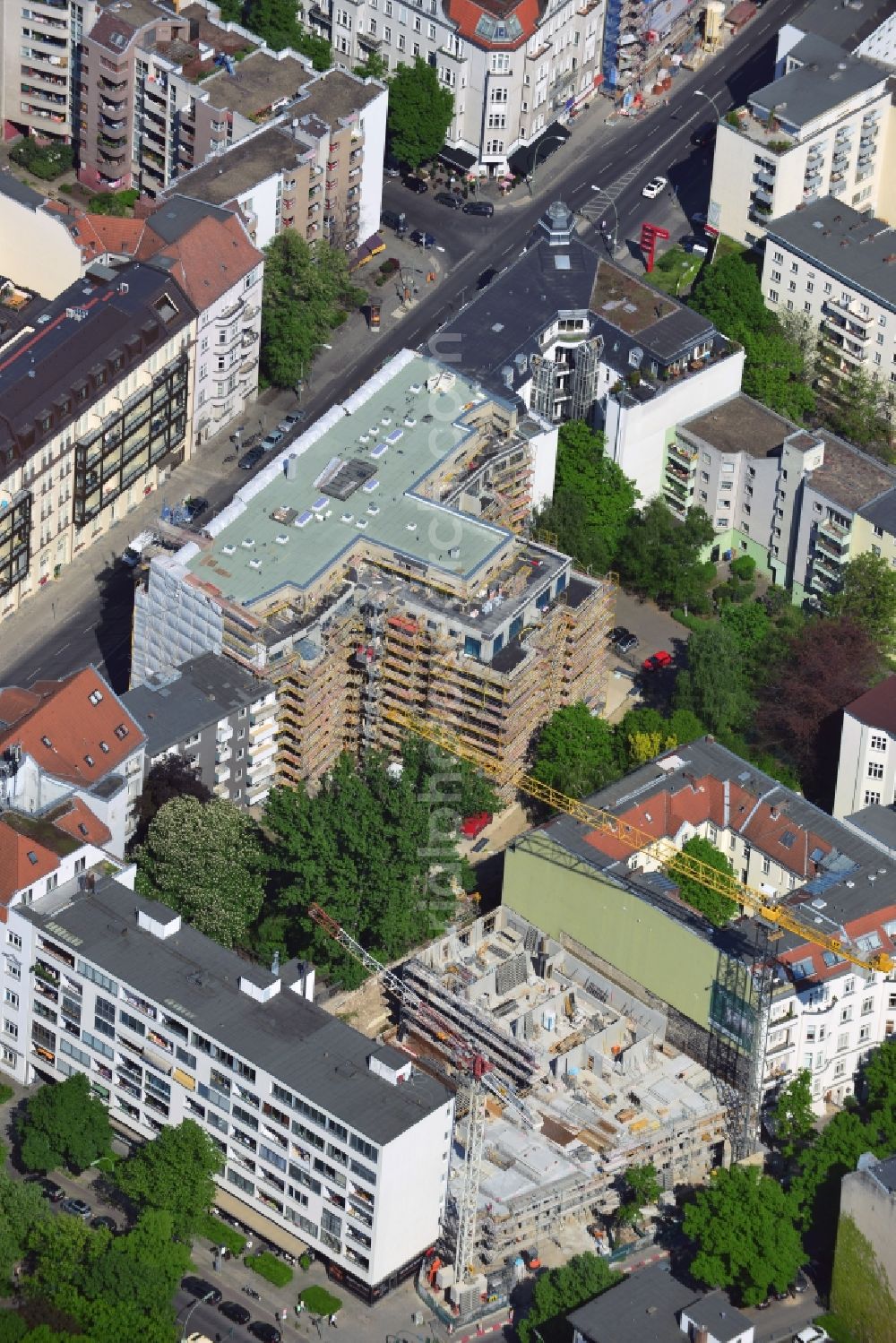 Aerial photograph Berlin - lisch Im Hintergrund ist das Hochhaus Steglitzer Kreisel an der Schlossstraße zu erkennen. In the Paris street in the Wilmersdorf district of Berlin, Paris street was started the construction work for the neighborhood. This housing project was Ziegert - developed banking and Immobilienconsalting. There arise condos with high quality equipment. Almost completed is the construction site of the Charlottenhoefe in the Lietzenburgerstrasse. This is where apartments with high standard in a prime location of the City-West. The client is the CESA Investment GmbH & Co. KG