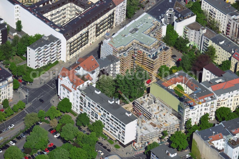 Berlin from the bird's eye view: lisch Im Hintergrund ist das Hochhaus Steglitzer Kreisel an der Schlossstraße zu erkennen. In the Paris street in the Wilmersdorf district of Berlin, Paris street was started the construction work for the neighborhood. This housing project was Ziegert - developed banking and Immobilienconsalting. There arise condos with high quality equipment. Almost completed is the construction site of the Charlottenhoefe in the Lietzenburgerstrasse. This is where apartments with high standard in a prime location of the City-West. The client is the CESA Investment GmbH & Co. KG