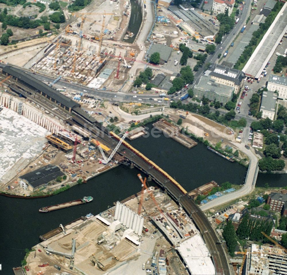 Berlin from above - Sites along the banks of the Spree curve for large construction site of the main station of the Deutsche Bahn in Berlin