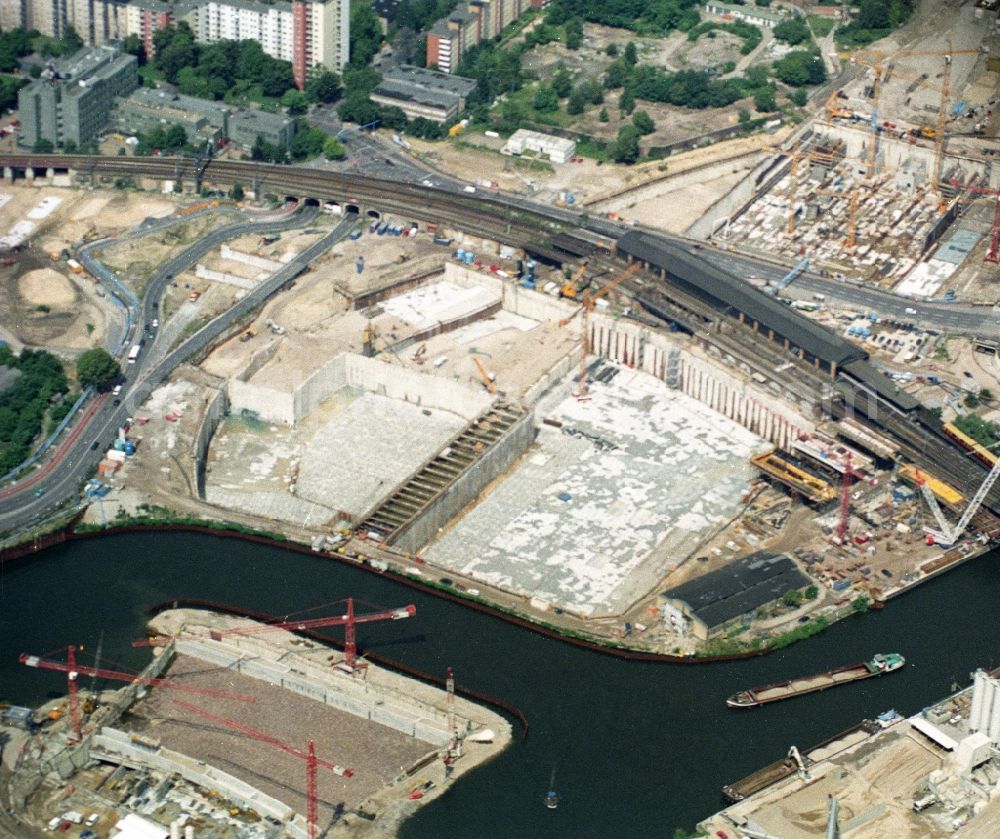 Berlin from the bird's eye view: Sites along the banks of the Spree curve for large construction site of the main station of the Deutsche Bahn in Berlin