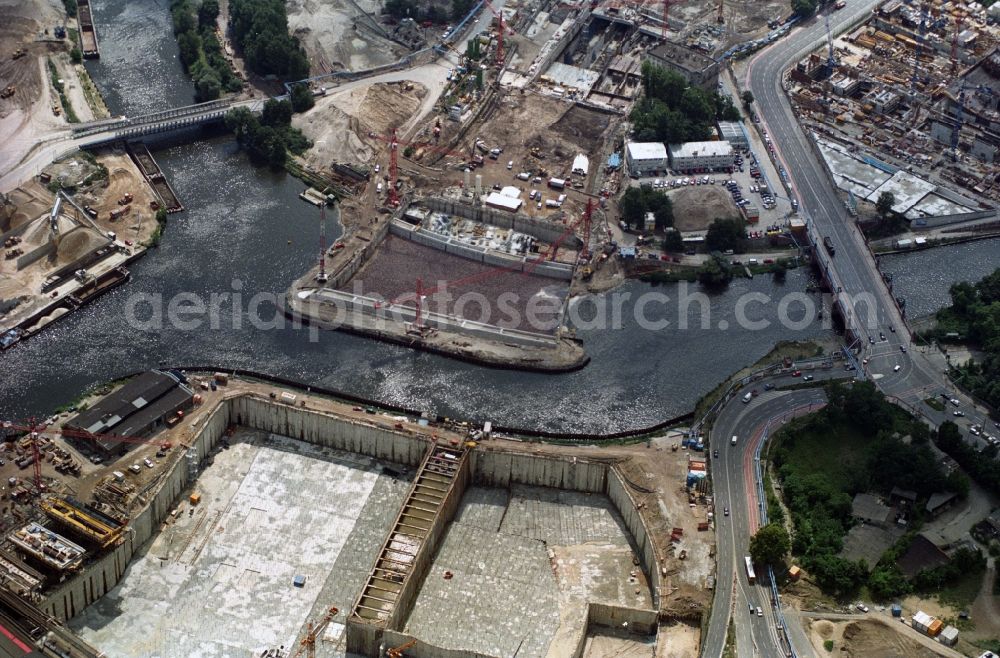 Aerial image Berlin - Sites along the banks of the Spree curve for large construction site of the main station of the Deutsche Bahn in Berlin