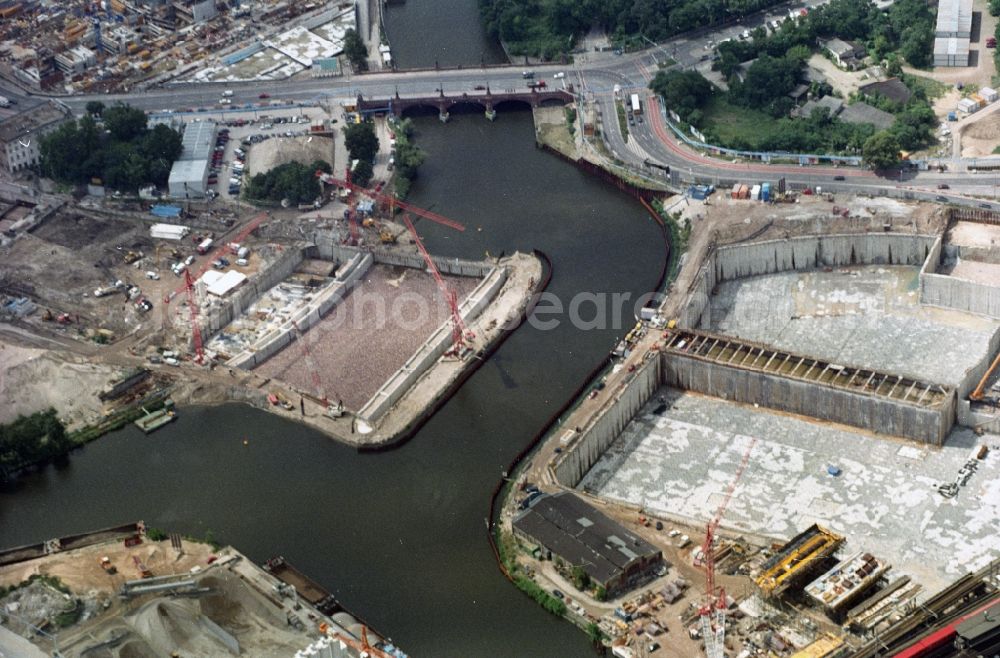 Aerial photograph Berlin - Sites along the banks of the Spree curve for large construction site of the main station of the Deutsche Bahn in Berlin