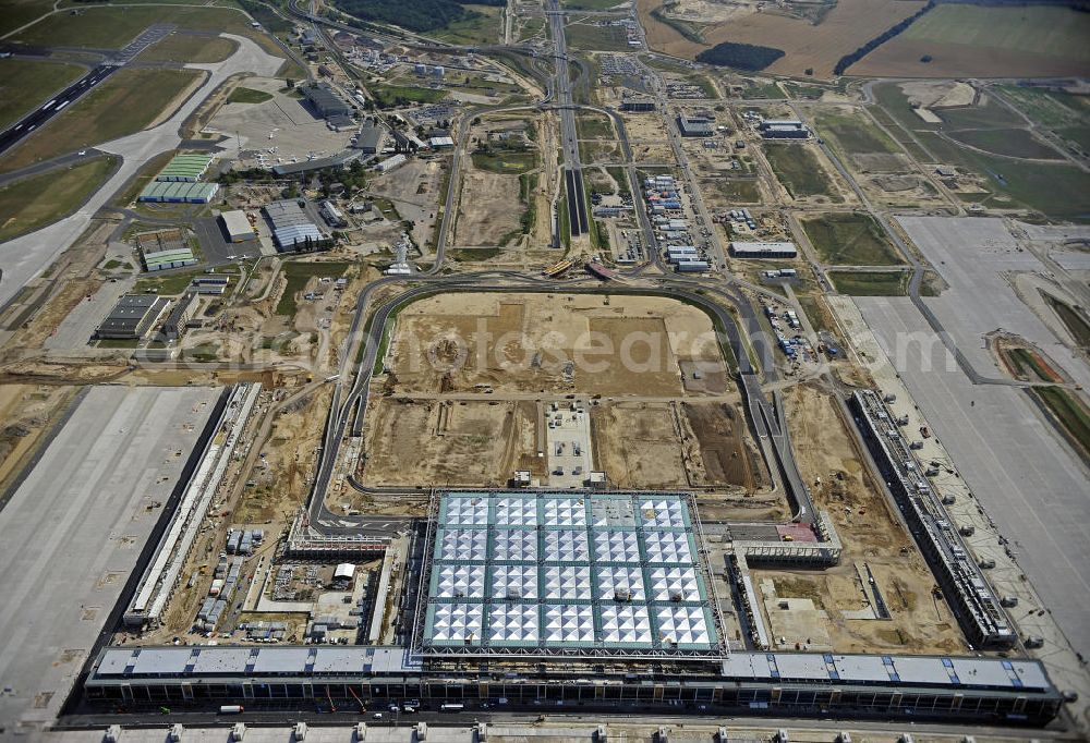 Aerial image Schönefeld - Blick auf die Baustellen am Flughafen Berlin-Schönefeld BBI (SXF). Ausführende Firmen: Hochtief AG; EUROVIA Beton; PORR; BERGER Bau; Karl Weiss; Matthai; Schäler Bau Berlin GmbH; STRABAG; MAX BÖGL. Construction fields at Berlin-Schoenefeld Airport BBI.