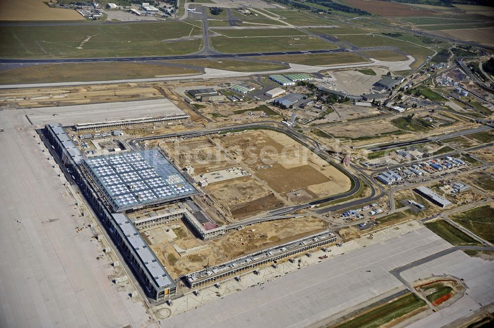 Schönefeld from the bird's eye view: Blick auf die Baustellen am Flughafen Berlin-Schönefeld BBI (SXF). Ausführende Firmen: Hochtief AG; EUROVIA Beton; PORR; BERGER Bau; Karl Weiss; Matthai; Schäler Bau Berlin GmbH; STRABAG; MAX BÖGL. Construction fields at Berlin-Schoenefeld Airport BBI.