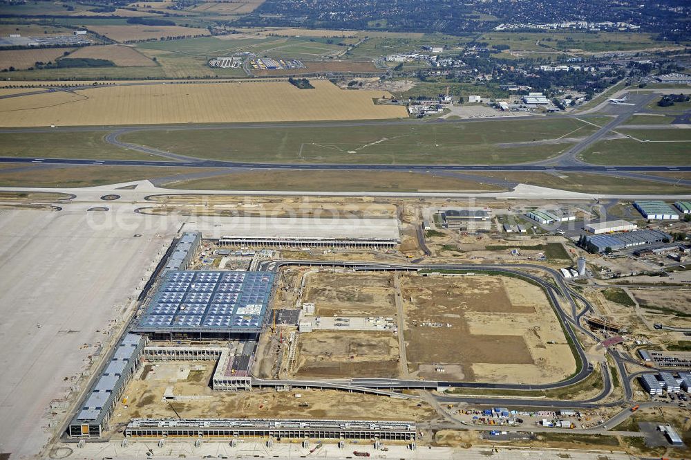 Aerial image Schönefeld - Blick auf die Baustellen am Flughafen Berlin-Schönefeld BBI (SXF). Ausführende Firmen: Hochtief AG; EUROVIA Beton; PORR; BERGER Bau; Karl Weiss; Matthai; Schäler Bau Berlin GmbH; STRABAG; MAX BÖGL. Construction fields at Berlin-Schoenefeld Airport BBI.