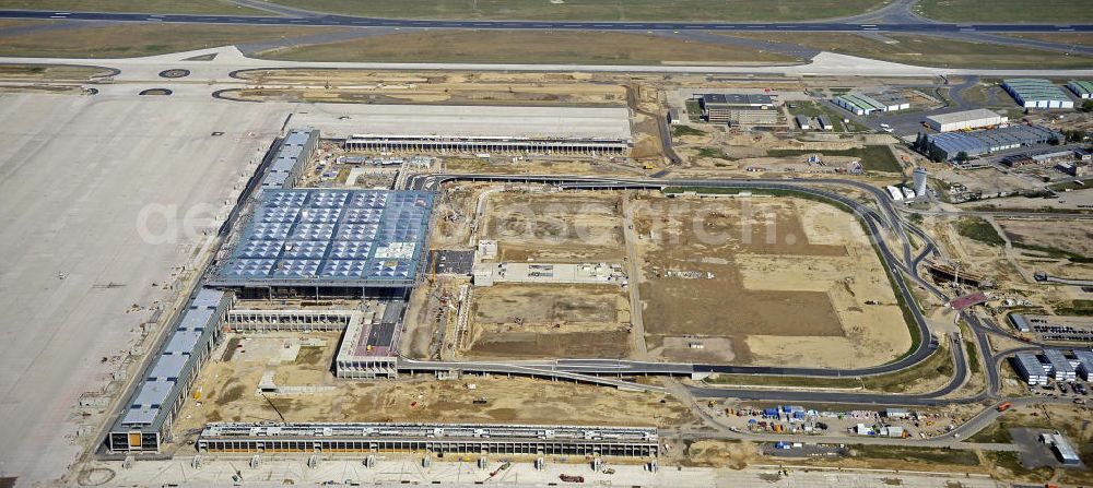 Aerial photograph Schönefeld - Blick auf die Baustellen am Flughafen Berlin-Schönefeld BBI (SXF). Ausführende Firmen: Hochtief AG; EUROVIA Beton; PORR; BERGER Bau; Karl Weiss; Matthai; Schäler Bau Berlin GmbH; STRABAG; MAX BÖGL. Construction fields at Berlin-Schoenefeld Airport BBI.