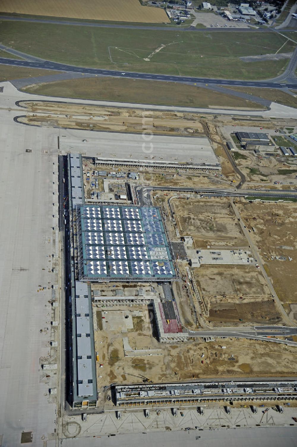 Schönefeld from the bird's eye view: Blick auf die Baustellen am Flughafen Berlin-Schönefeld BBI (SXF). Ausführende Firmen: Hochtief AG; EUROVIA Beton; PORR; BERGER Bau; Karl Weiss; Matthai; Schäler Bau Berlin GmbH; STRABAG; MAX BÖGL. Construction fields at Berlin-Schoenefeld Airport BBI.