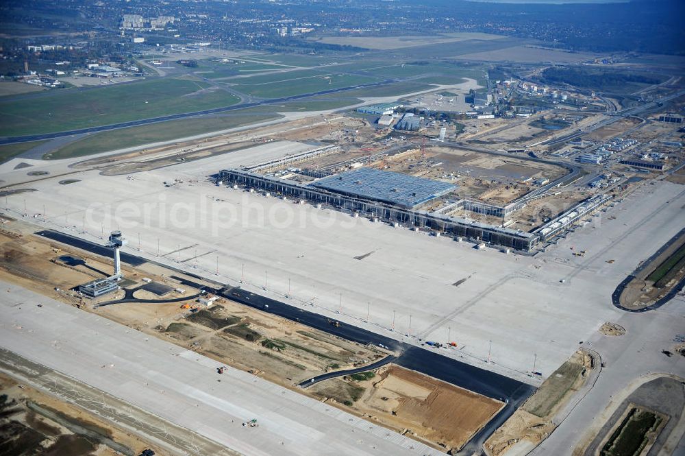 Aerial image Schönefeld bei Berlin - Blick auf die Baustellen am Flughafen Berlin-Schönefeld BBI (SXF). Ausführende Firmen: Hochtief AG; EUROVIA Beton; PORR; BERGER Bau; Karl Weiss; Matthai; Schäler Bau Berlin GmbH; STRABAG; MAX BÖGL. Construction fields at Berlin-Schoenefeld Airport BBI.