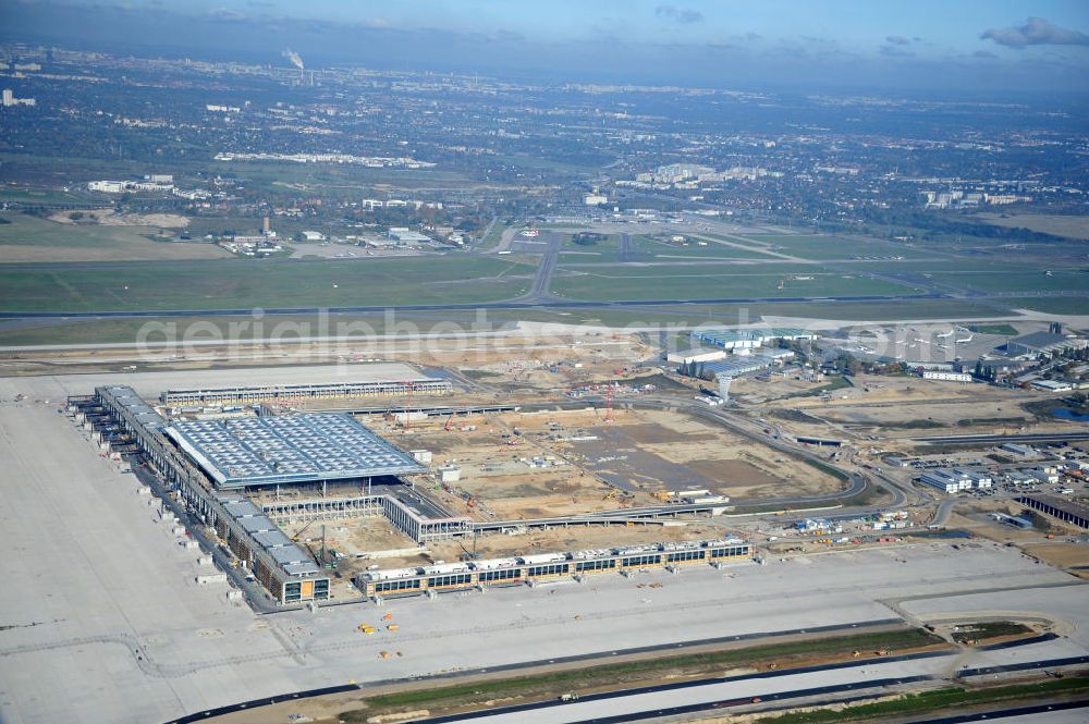 Aerial photograph Schönefeld bei Berlin - Blick auf die Baustellen am Flughafen Berlin-Schönefeld BBI (SXF). Ausführende Firmen: Hochtief AG; EUROVIA Beton; PORR; BERGER Bau; Karl Weiss; Matthai; Schäler Bau Berlin GmbH; STRABAG; MAX BÖGL. Construction fields at Berlin-Schoenefeld Airport BBI.