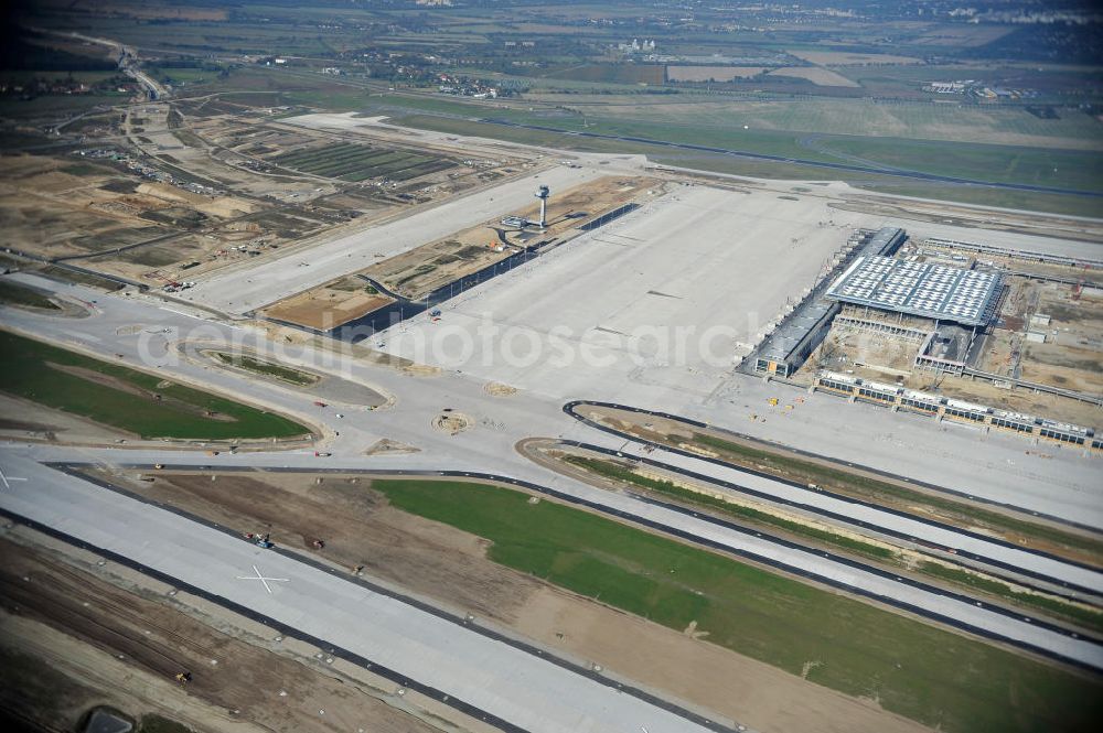 Schönefeld bei Berlin from above - Blick auf die Baustellen am Flughafen Berlin-Schönefeld BBI (SXF). Ausführende Firmen: Hochtief AG; EUROVIA Beton; PORR; BERGER Bau; Karl Weiss; Matthai; Schäler Bau Berlin GmbH; STRABAG; MAX BÖGL. Construction fields at Berlin-Schoenefeld Airport BBI.