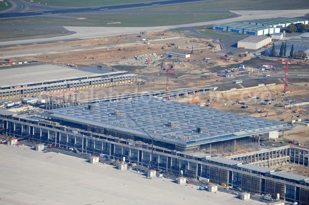 Schönefeld bei Berlin from the bird's eye view: Blick auf die Baustellen am Flughafen Berlin-Schönefeld BBI (SXF). Ausführende Firmen: Hochtief AG; EUROVIA Beton; PORR; BERGER Bau; Karl Weiss; Matthai; Schäler Bau Berlin GmbH; STRABAG; MAX BÖGL. Construction fields at Berlin-Schoenefeld Airport BBI.