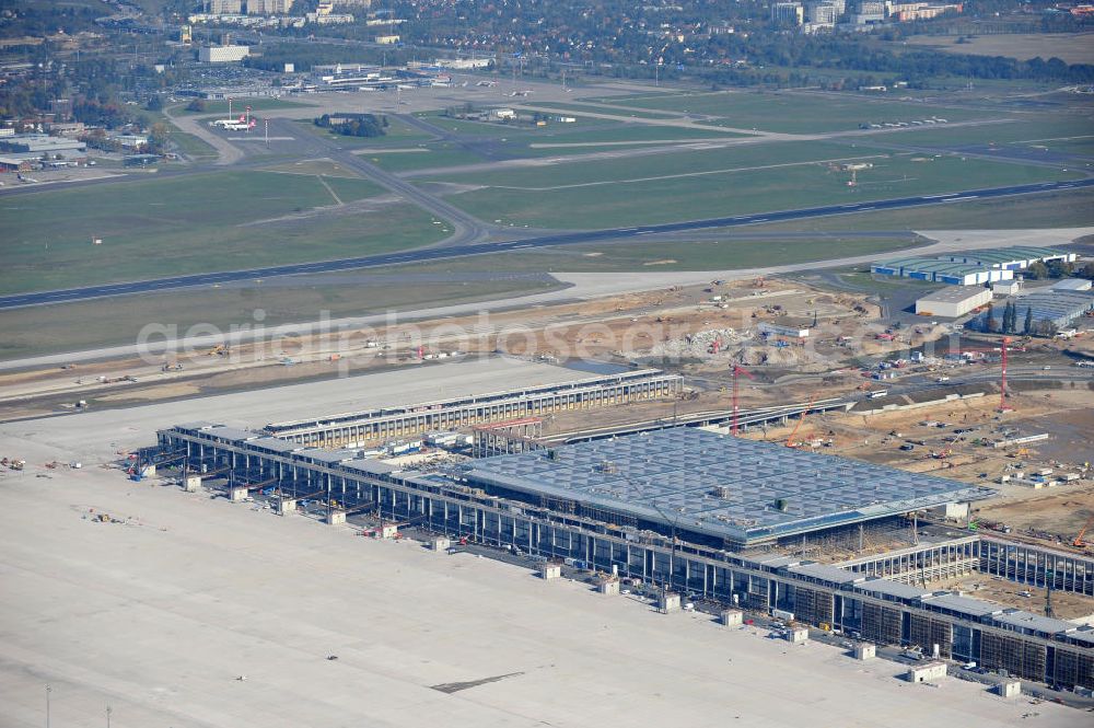 Aerial image Schönefeld bei Berlin - Blick auf die Baustellen am Flughafen Berlin-Schönefeld BBI (SXF). Ausführende Firmen: Hochtief AG; EUROVIA Beton; PORR; BERGER Bau; Karl Weiss; Matthai; Schäler Bau Berlin GmbH; STRABAG; MAX BÖGL. Construction fields at Berlin-Schoenefeld Airport BBI.