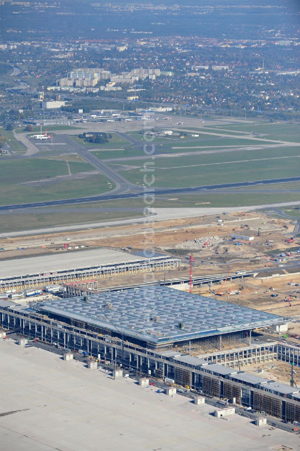 Aerial photograph Schönefeld bei Berlin - Blick auf die Baustellen am Flughafen Berlin-Schönefeld BBI (SXF). Ausführende Firmen: Hochtief AG; EUROVIA Beton; PORR; BERGER Bau; Karl Weiss; Matthai; Schäler Bau Berlin GmbH; STRABAG; MAX BÖGL. Construction fields at Berlin-Schoenefeld Airport BBI.