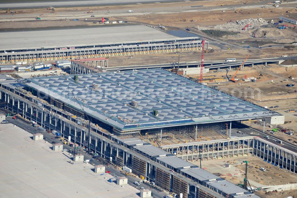 Schönefeld bei Berlin from above - Blick auf die Baustellen am Flughafen Berlin-Schönefeld BBI (SXF). Ausführende Firmen: Hochtief AG; EUROVIA Beton; PORR; BERGER Bau; Karl Weiss; Matthai; Schäler Bau Berlin GmbH; STRABAG; MAX BÖGL. Construction fields at Berlin-Schoenefeld Airport BBI.