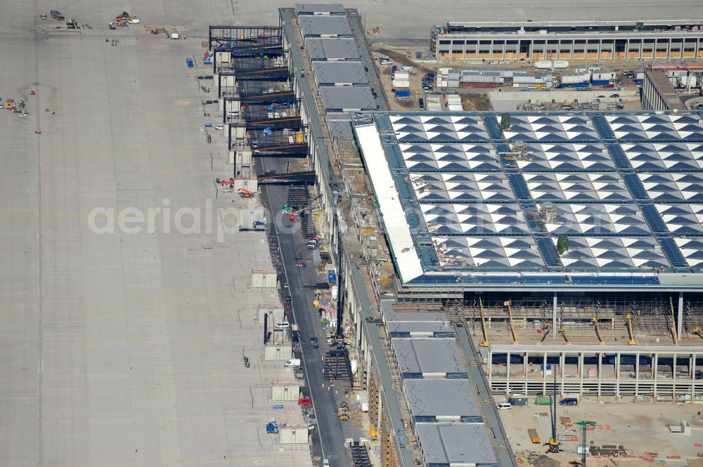 Aerial image Schönefeld bei Berlin - Blick auf die Baustellen am Flughafen Berlin-Schönefeld BBI (SXF). Ausführende Firmen: Hochtief AG; EUROVIA Beton; PORR; BERGER Bau; Karl Weiss; Matthai; Schäler Bau Berlin GmbH; STRABAG; MAX BÖGL. Construction fields at Berlin-Schoenefeld Airport BBI.