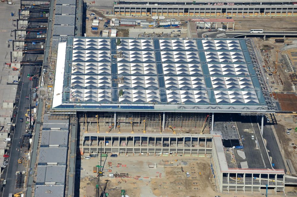 Aerial photograph Schönefeld bei Berlin - Blick auf die Baustellen am Flughafen Berlin-Schönefeld BBI (SXF). Ausführende Firmen: Hochtief AG; EUROVIA Beton; PORR; BERGER Bau; Karl Weiss; Matthai; Schäler Bau Berlin GmbH; STRABAG; MAX BÖGL. Construction fields at Berlin-Schoenefeld Airport BBI.