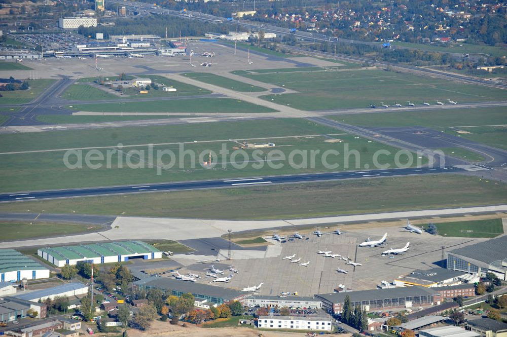 Schönefeld bei Berlin from above - Blick auf die Baustellen am Flughafen Berlin-Schönefeld BBI (SXF). Ausführende Firmen: Hochtief AG; EUROVIA Beton; PORR; BERGER Bau; Karl Weiss; Matthai; Schäler Bau Berlin GmbH; STRABAG; MAX BÖGL. Construction fields at Berlin-Schoenefeld Airport BBI.