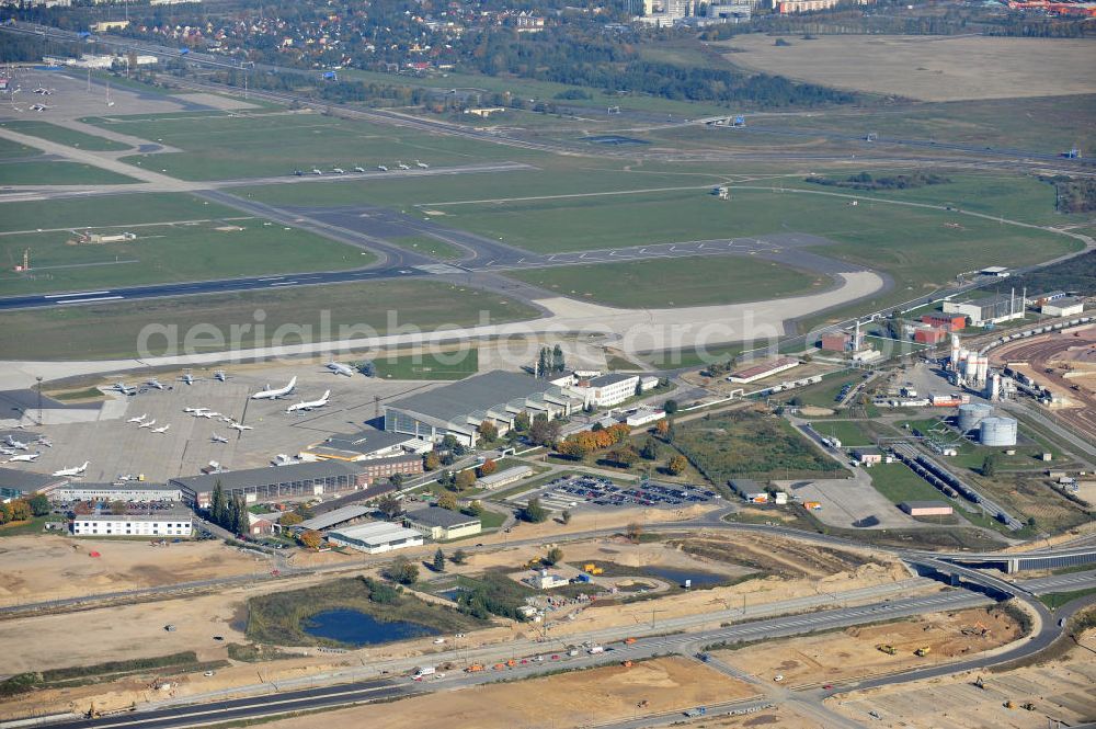 Schönefeld bei Berlin from the bird's eye view: Blick auf die Baustellen am Flughafen Berlin-Schönefeld BBI (SXF). Ausführende Firmen: Hochtief AG; EUROVIA Beton; PORR; BERGER Bau; Karl Weiss; Matthai; Schäler Bau Berlin GmbH; STRABAG; MAX BÖGL. Construction fields at Berlin-Schoenefeld Airport BBI.